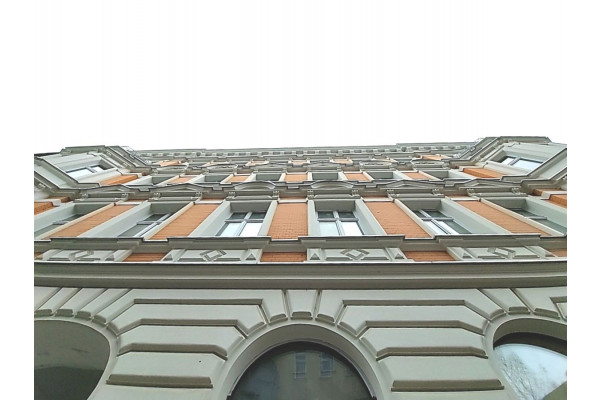 Łódź, Śródmieście, Nawrot, Front kamienicy: mieszkanie z wykuszem, winda